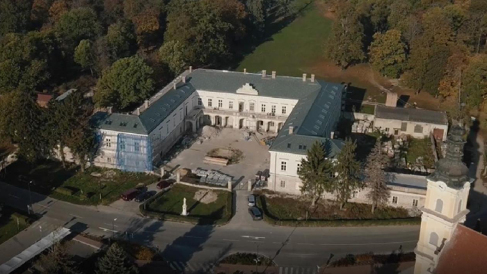 Pol storočia chátral, dnes patrí k najkrajším na Slovensku. Kaštieľ, ktorý vás prekvapí detailmi