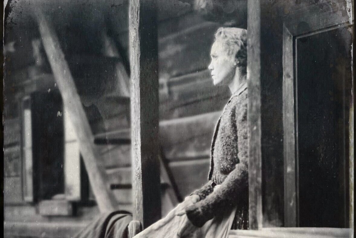 Silné dobové fotografie hovoria za všetko. Dominika Morávková dokonale zapadla do 40. rokov