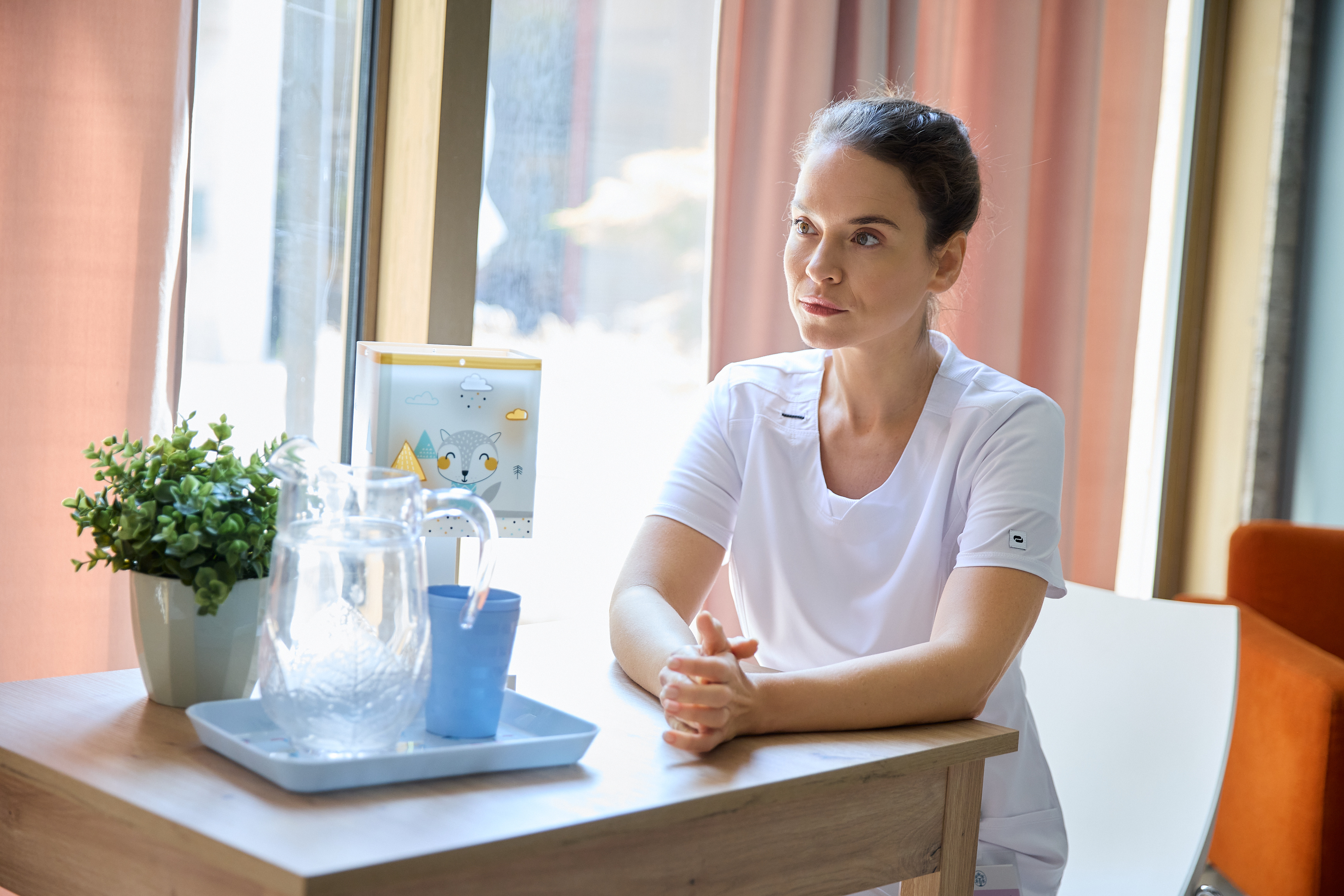 Z bieleho plášťa do mikiny a džínsov. Kristína Svarinská a jej pravá tvár