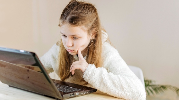 na pocitac-dievca-freepik