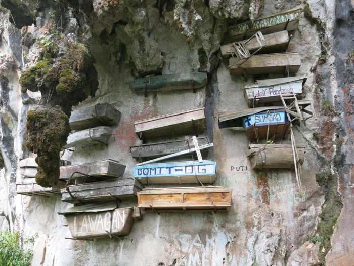 na filipiny_rakvy_na_skalach-tasr-ap