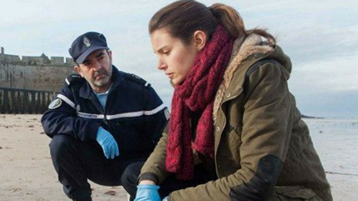 Na brehu vody našli mŕtveho muža. Jeho telo nesie známky brutálneho mučenia