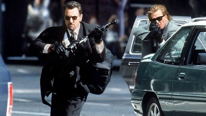 Robert De Niro bol súčasťou krvavého prepadu. Teraz uniká spravodlivosti