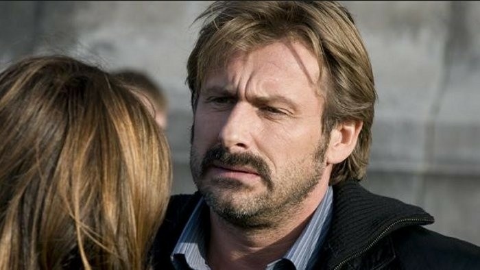 V malom meste sa našlo telo mladej ženy. Jej vražda nápadne pripomína dávny zločin