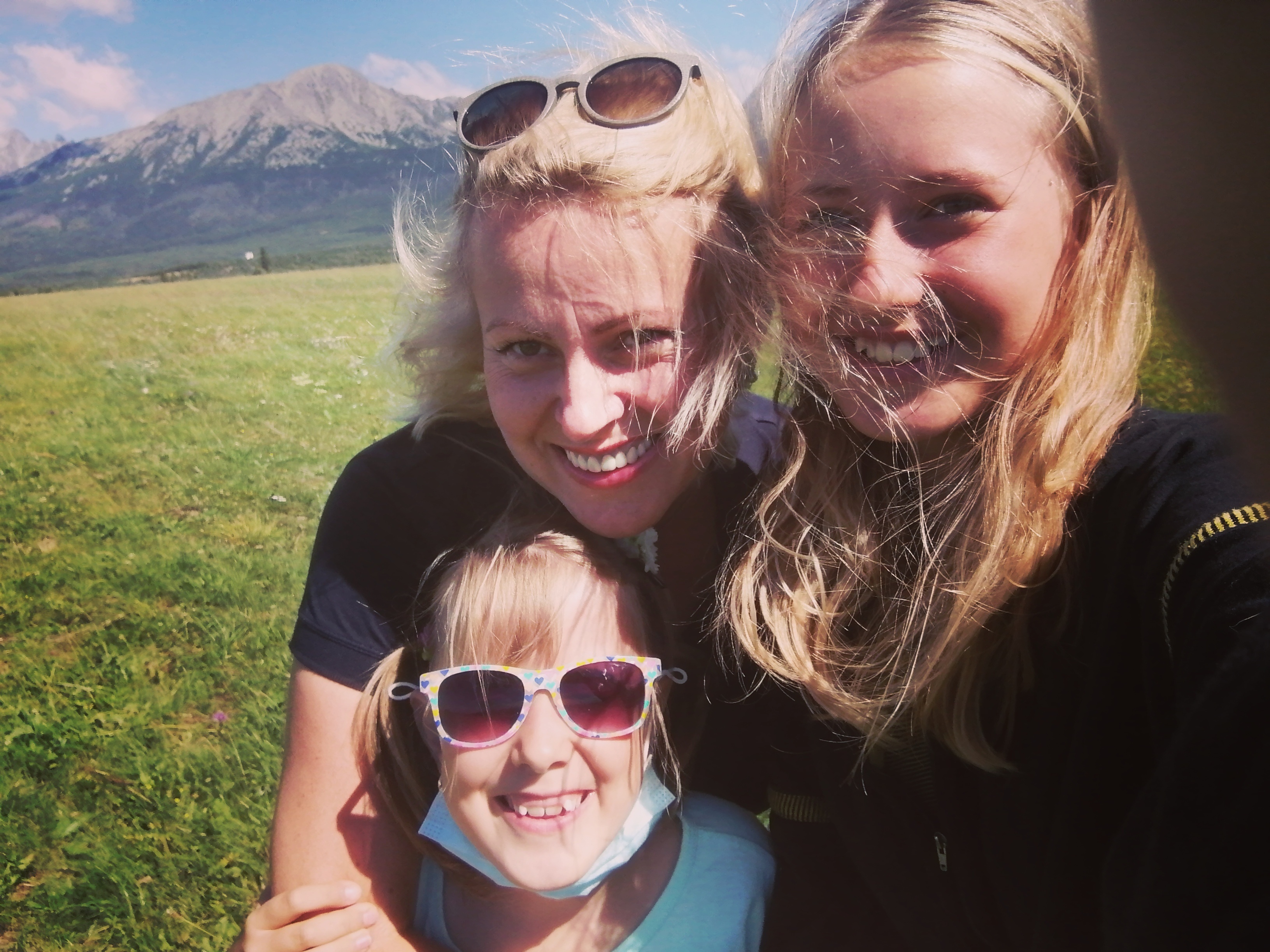 Jana Majeská s dcérkami Biancou a Ninkou.jpg