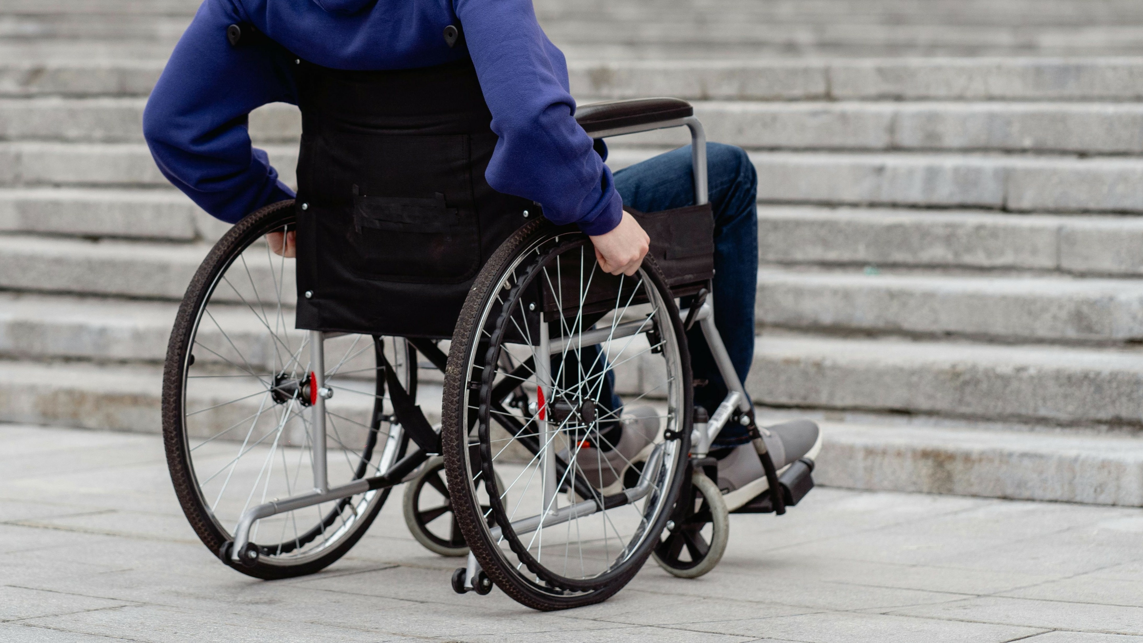Beznohý otec piatich detí túži po invalidnom vozíku. Tretí koniec palice existuje