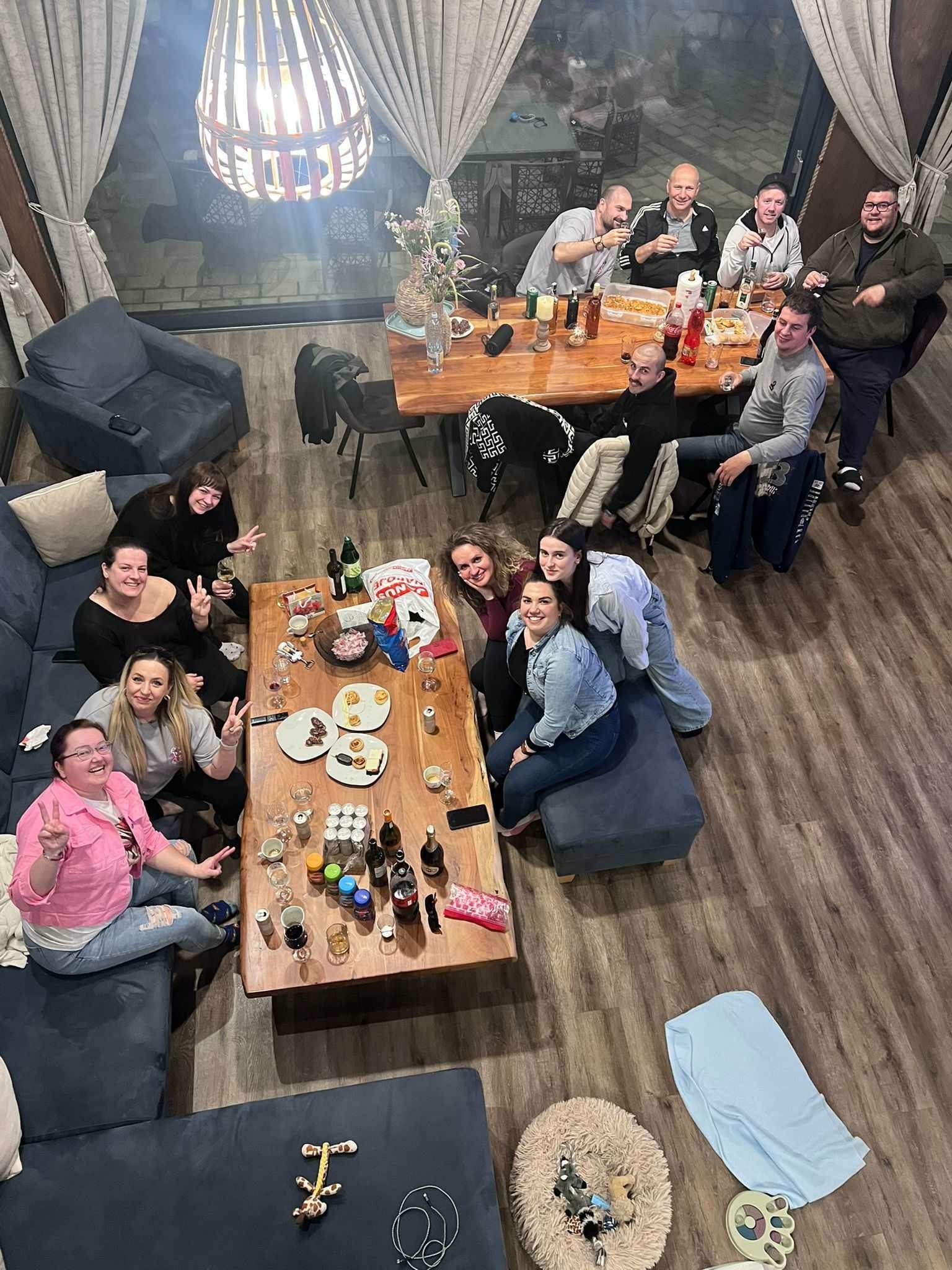 súťažiaci-pečie-5-chata