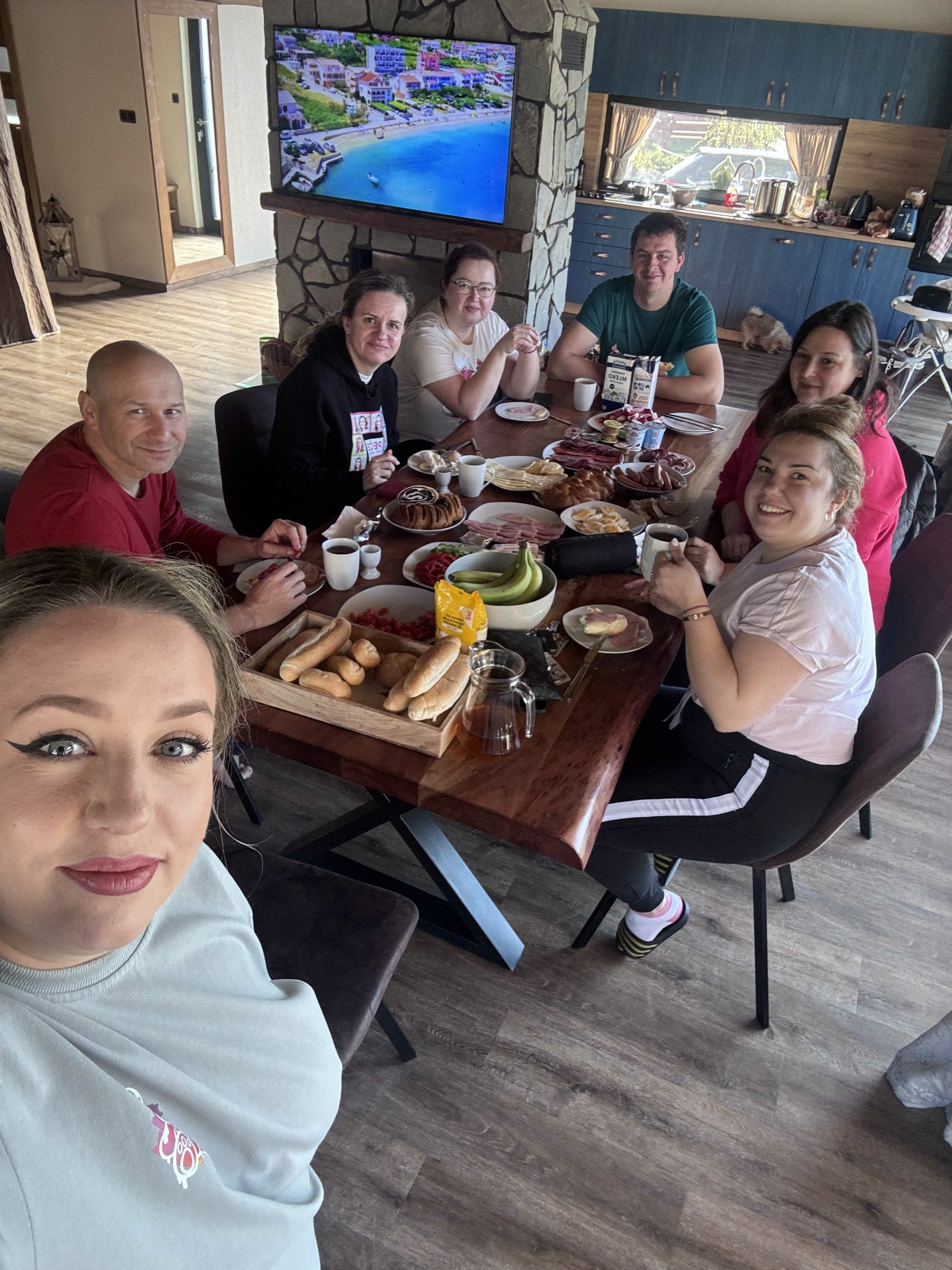 súťažiaci-pečie-5-chata