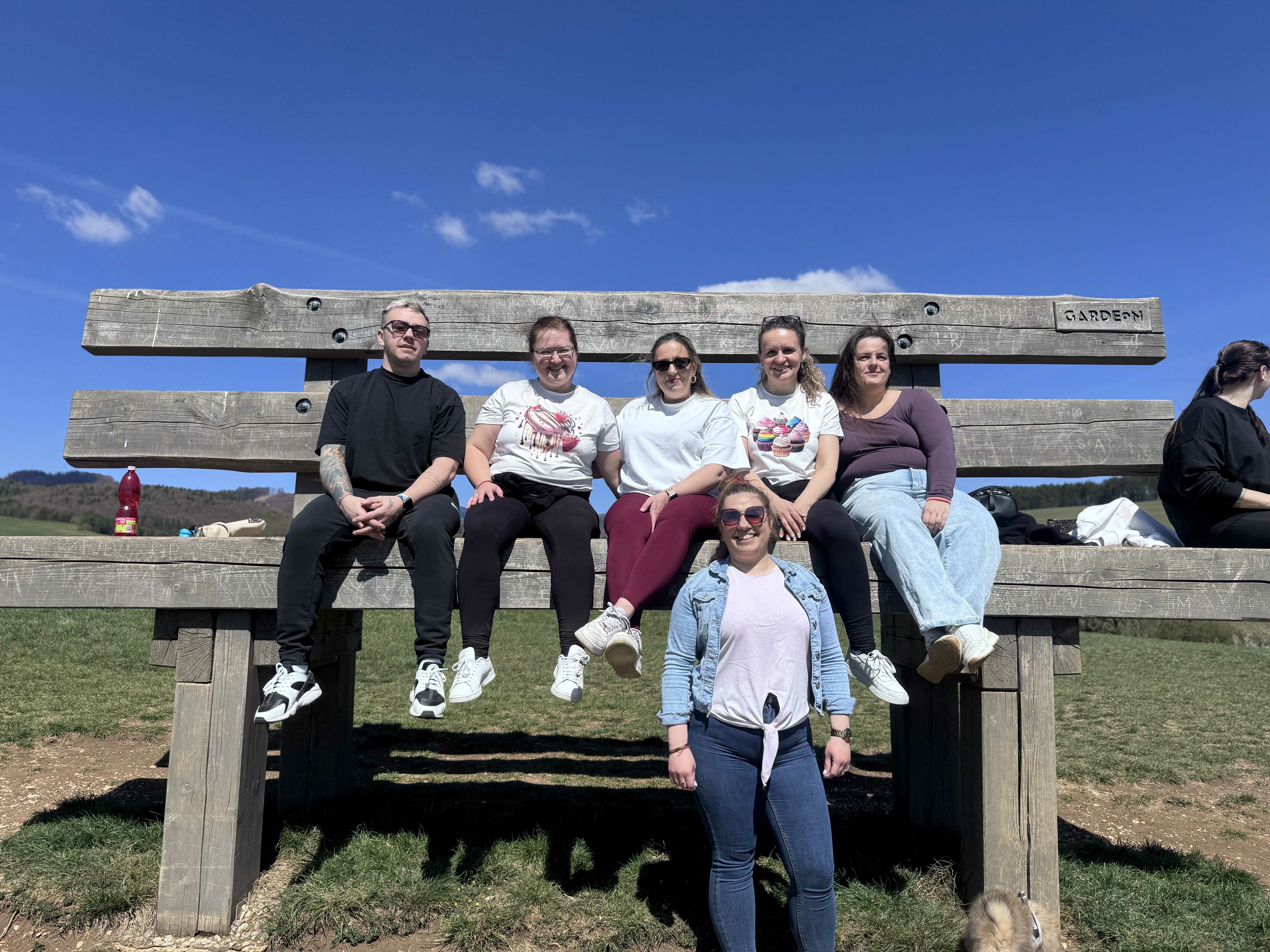 súťažiaci-pečie-5-chata