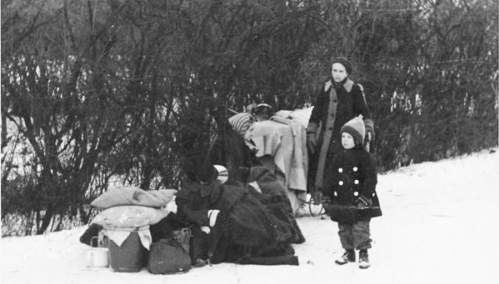 Bundesarchiv_Bild_183-1990-0323-501,_Flüchtlingsfamilie_in_Oberschlesien.jpg