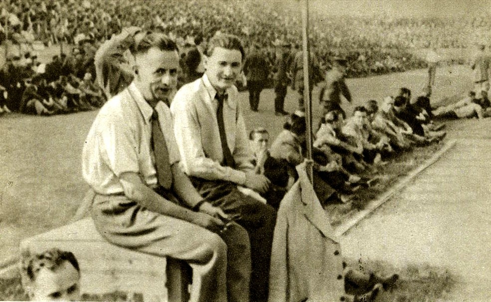 Mašlonka Štefan - vpravo_ a Josef Laufer v Bratislave v r. 1945-z_knhy_50_let_v_našem_sportu.jpg