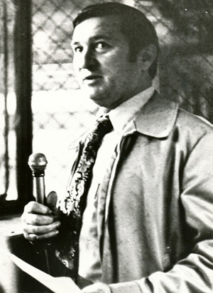 Gallo_Rudolf_s_mikrofónom.jpg