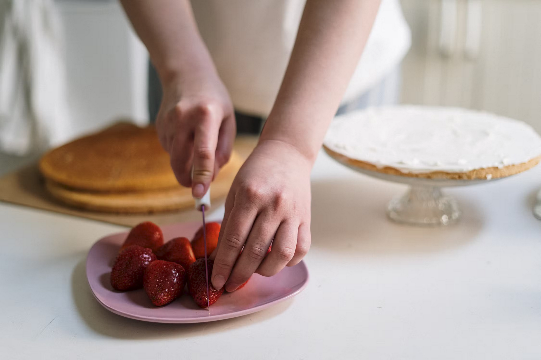 RECEPT: Rýchla nepečená jahodová torta, ktorá chutí ako leto