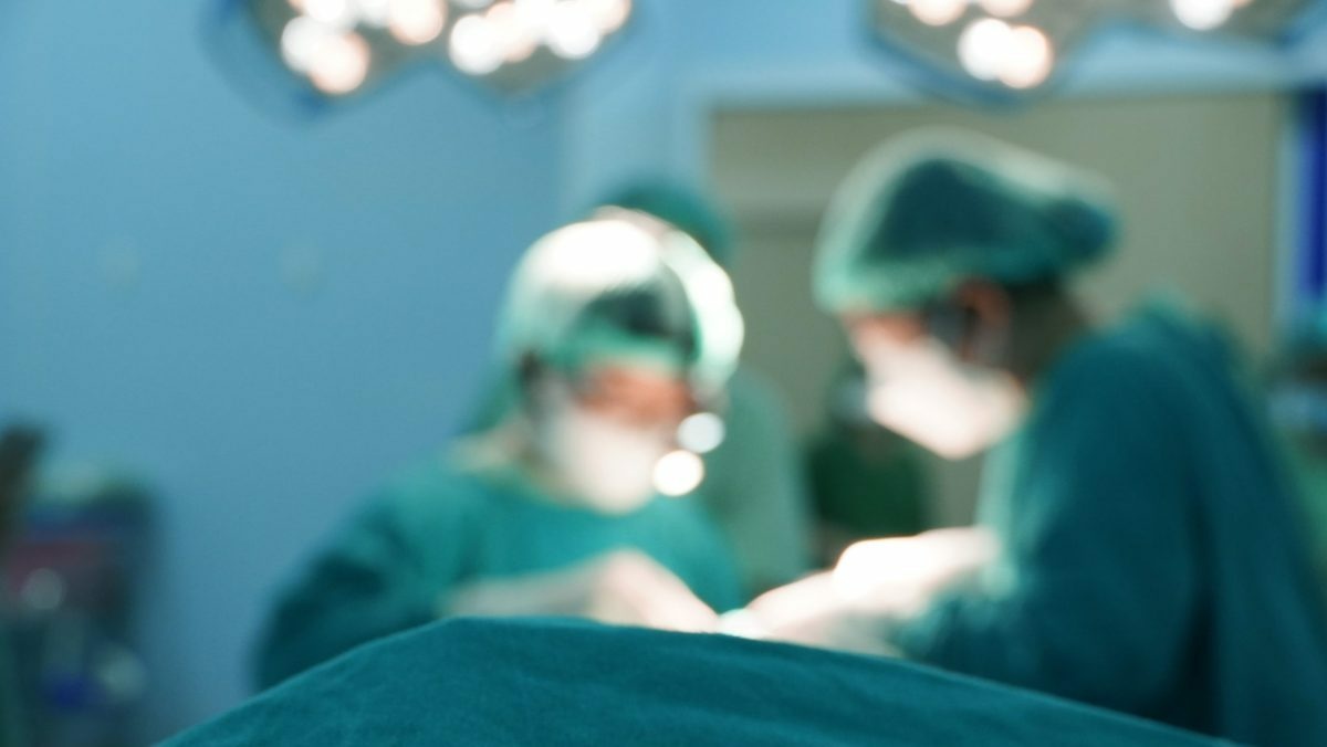 Známy podnikateľ náhle ošedivel a podstúpil štyri operácie po sebe. Rodina sa mu rozpadala