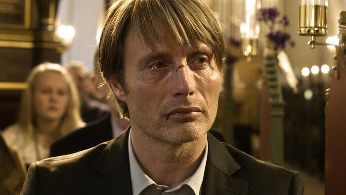 Milujúci otec čelí obvineniu z pedofílie. Fenomenálny Mads Mikkelsen v mrazivej dráme Hon