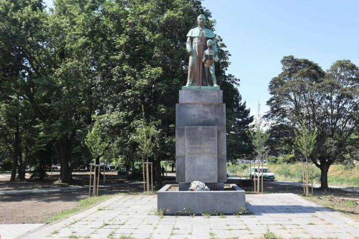foto-pomnik-alexandra-duchnovica-v-presove-prechadza-obnovou-700.jpg