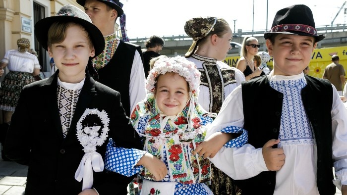 Kroj krojovaný sprievod Detská svadba z Kovačice v bratislavskom Starom meste_TASR