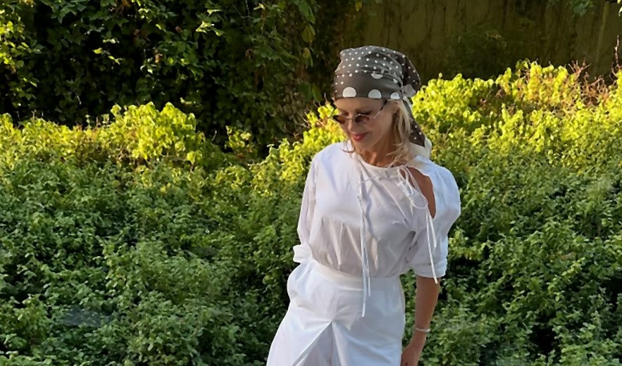 Soňa Müllerová celá v bielom. Tento jednoduchý outfit jej mimoriadne pristane