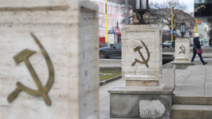 Na snímke symboly kosáka a kladiva, ktoré reprezentujú komunistický režim_TASR.jpg