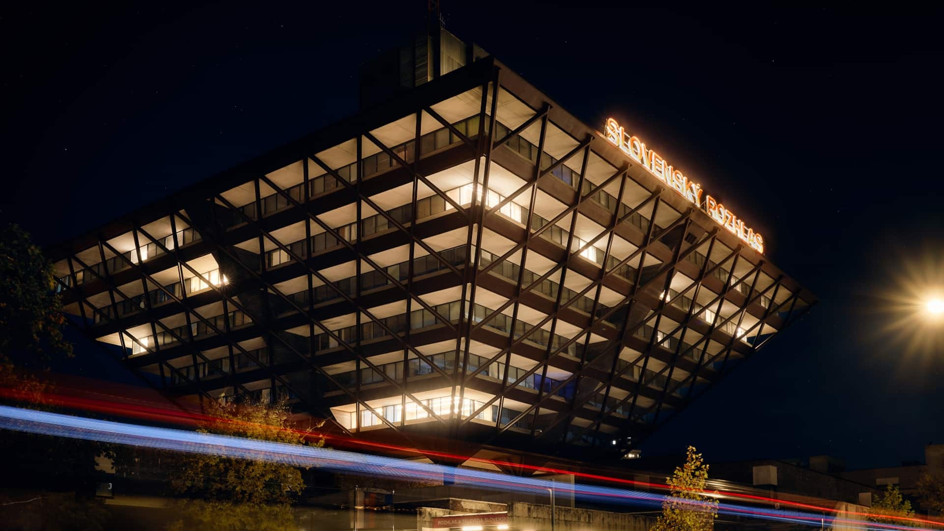 pyramida Slovenský rozhlas_budova_nočný záber-STVR