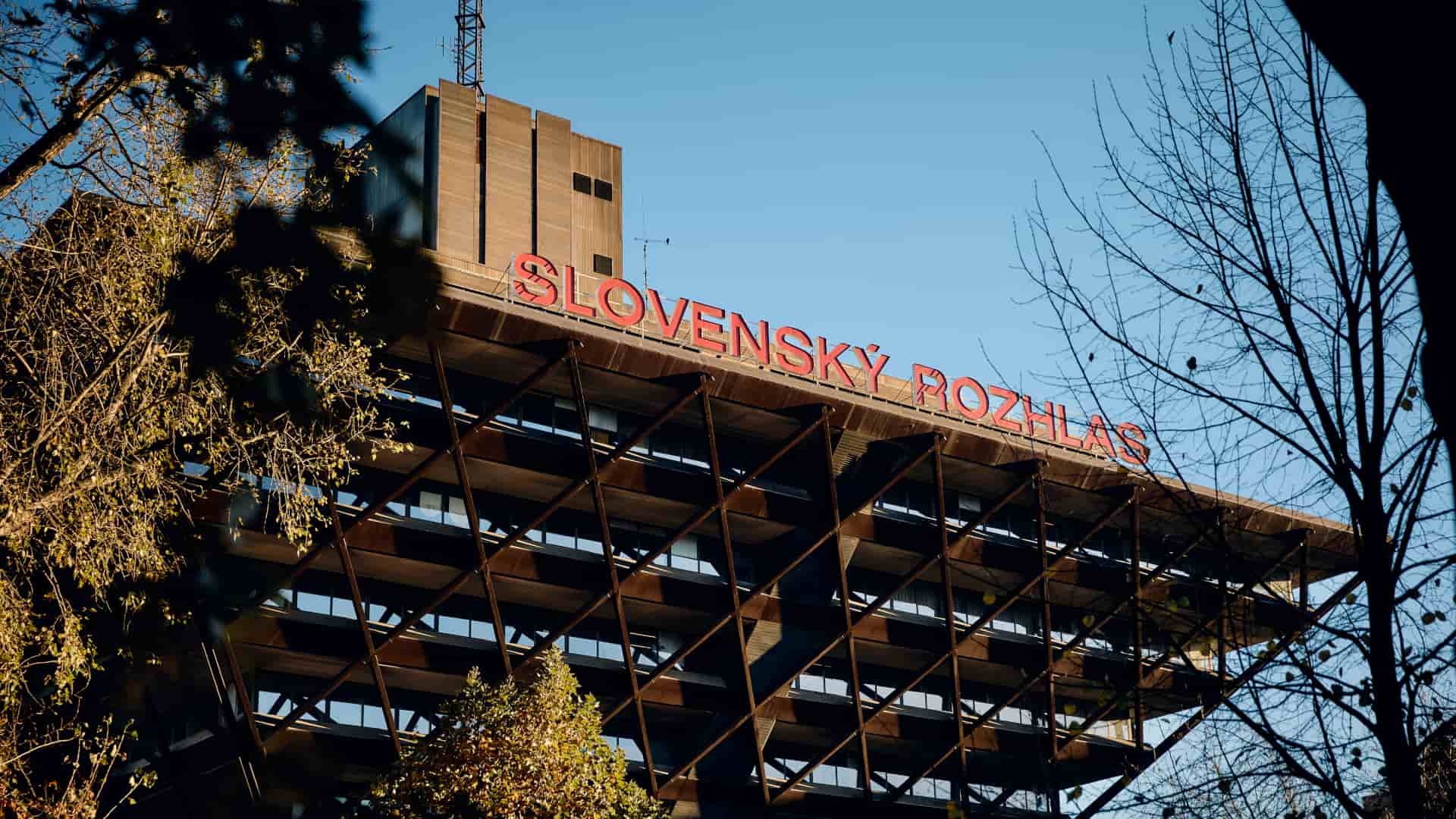 pyramida Slovenský rozhlas_budova-stromy-STVR