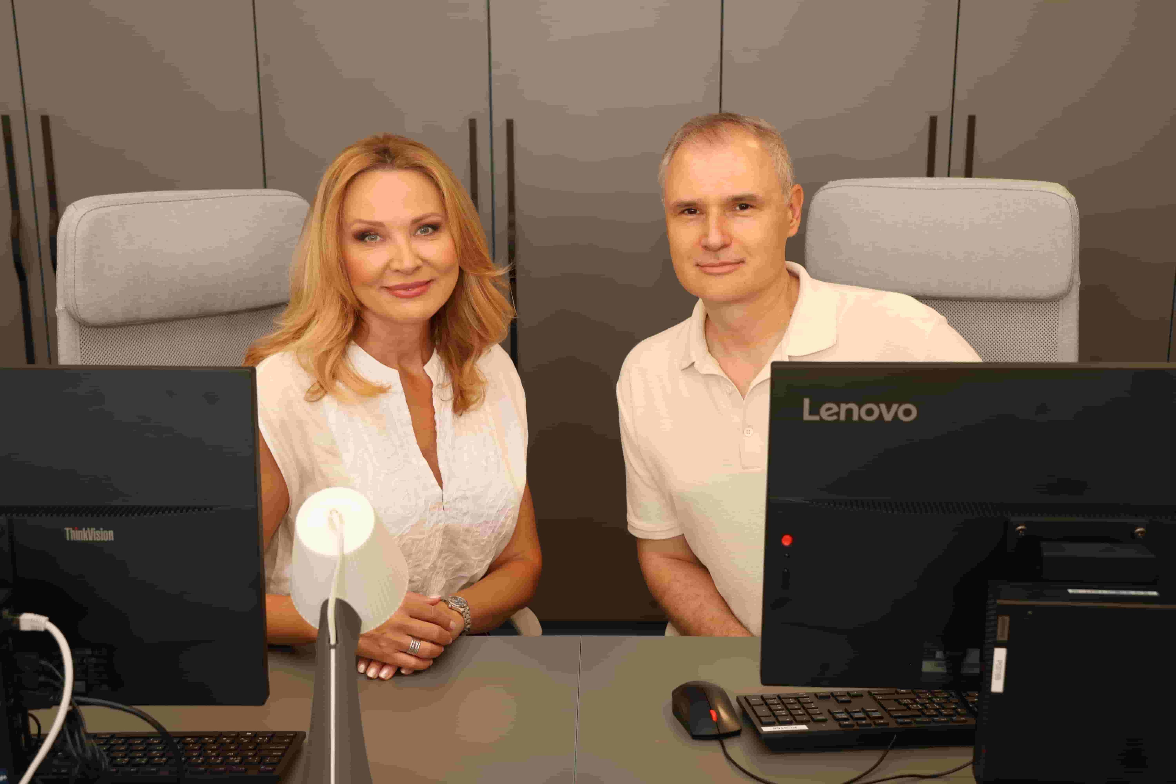 moderátori Ľubomír Bajaník a Janette Štefánková.jpg