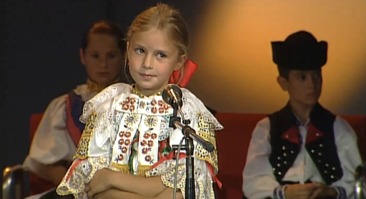 Spoznávate na archívnom videu známu slovenskú speváčku? Hviezdila už ako dieťa