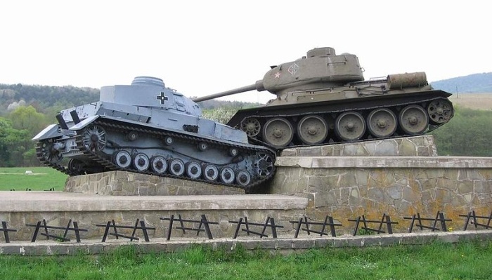 800px-Dukla_Pass_battle_monument.jpg