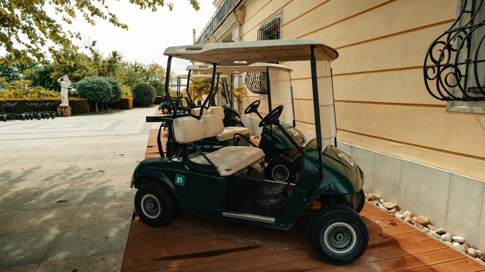 golfové-vozíky-na-nakrúcaní-pečie-celé-slovensko