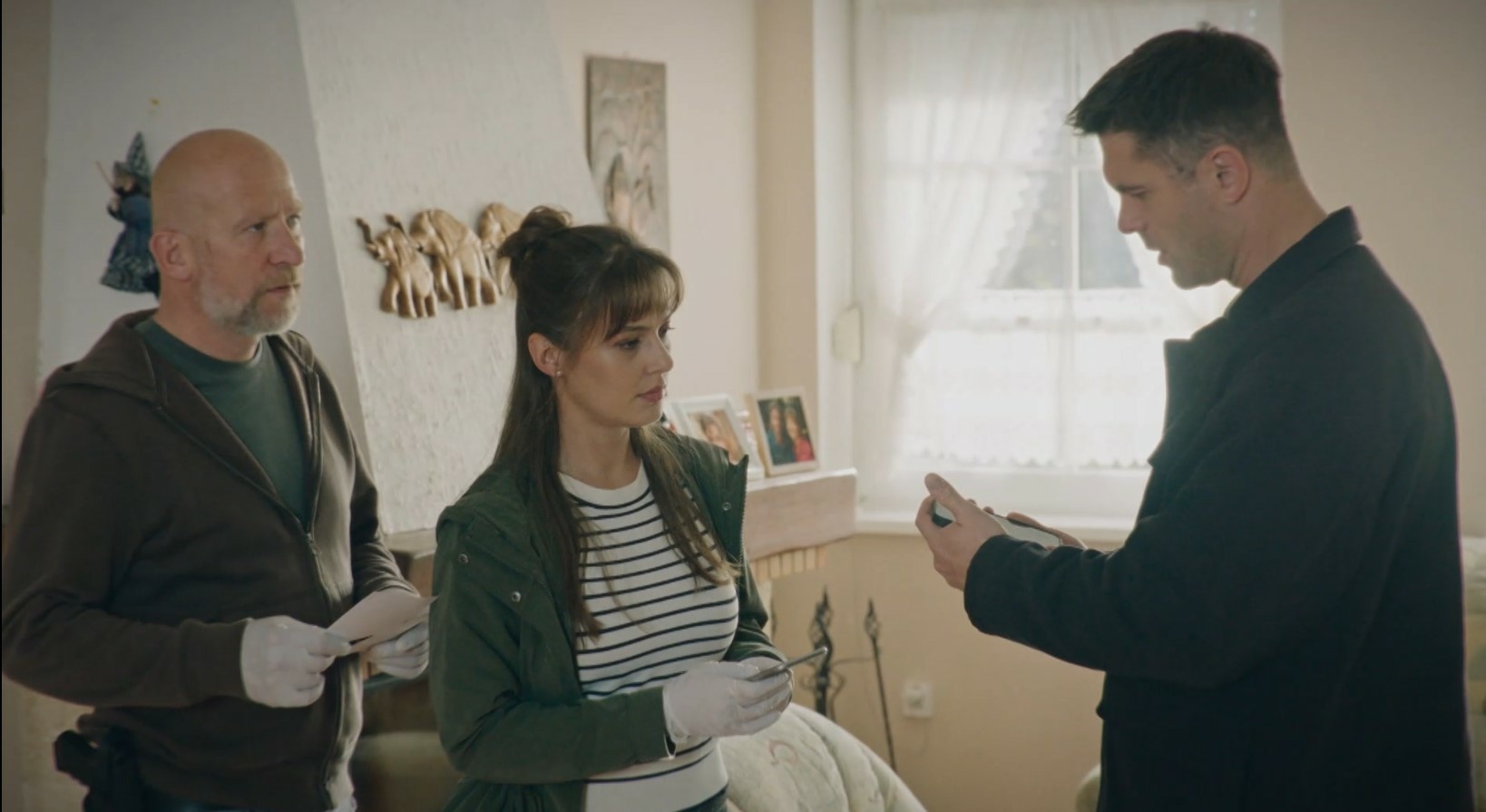 Kapik neverí, že Fondor spáchal samovraždu. Kamilu začína dobiehať vlastná minulosť